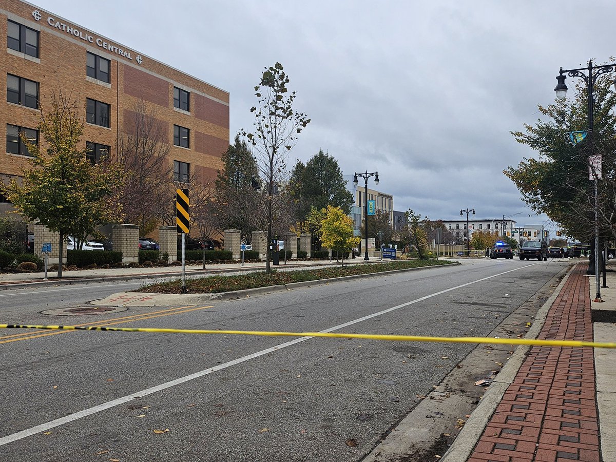 DMacLeanWOOD's tweet photo. Division Ave is closed in GR from Bartlett to Goodrich - in front of GRCC - as police investigate a deadly stabbing. One adult woman is dead, and the male assailant also stabbed himself according to GRPD and an eye witness we spoke to. We expect to hear from the police chief soon https://t.co/VlrccCG7y4