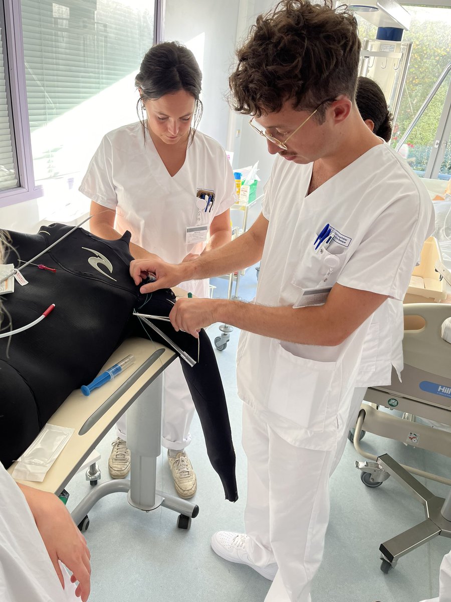 Roze Hadrien (@hadrienroze) on Twitter photo Session de simulation du drainage thoracique pour les nouveaux internes de réanimation du <a href="/CHCoteBasque/">CH Côte Basque</a>
Système D en Néoprène pour l’hemothorax du surfeur 😬 Session de simulation du drainage thoracique pour les nouveaux internes de réanimation du <a href="/CHCoteBasque/">CH Côte Basque</a>
Système D en Néoprène pour l’hemothorax du surfeur 😬