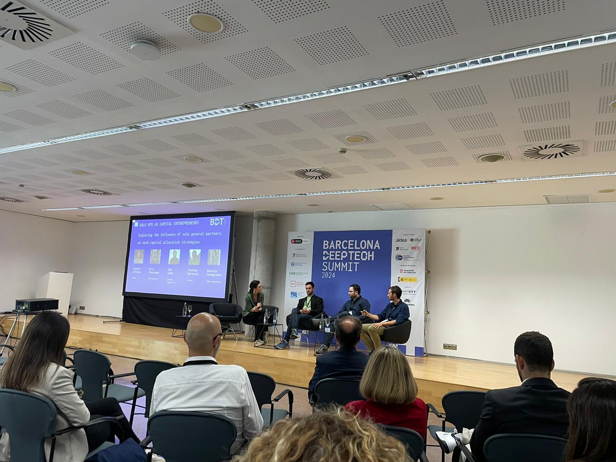 Wayra's tweet image. 🚀 En el #BarcelonaDeepTechSummit, un evento lleno de innovación y tecnología disruptiva. Nos reunimos con startups y participamos en sesiones de inversión con fondos especializados en #DeepTech.🌐 ¡Seguimos avanzando hacia el futuro de la tecnología!💡