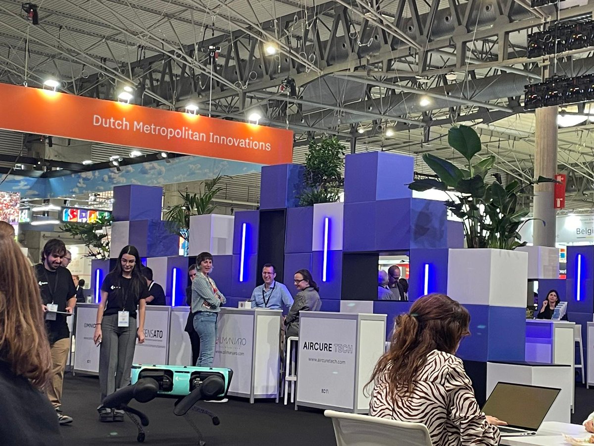 Wayra's tweet image. 🚀 En el #BarcelonaDeepTechSummit, un evento lleno de innovación y tecnología disruptiva. Nos reunimos con startups y participamos en sesiones de inversión con fondos especializados en #DeepTech.🌐 ¡Seguimos avanzando hacia el futuro de la tecnología!💡