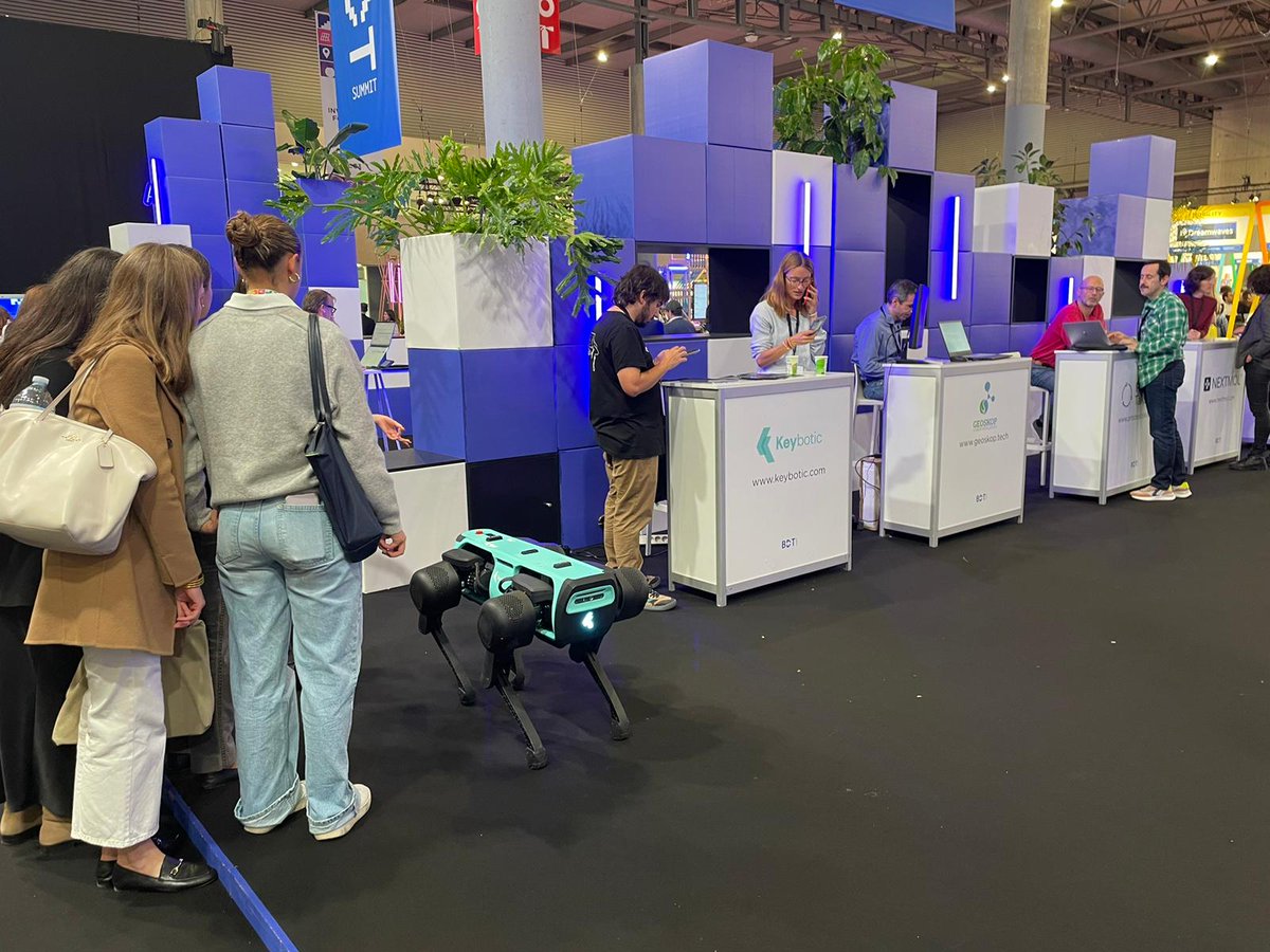 Wayra's tweet image. 🚀 En el #BarcelonaDeepTechSummit, un evento lleno de innovación y tecnología disruptiva. Nos reunimos con startups y participamos en sesiones de inversión con fondos especializados en #DeepTech.🌐 ¡Seguimos avanzando hacia el futuro de la tecnología!💡