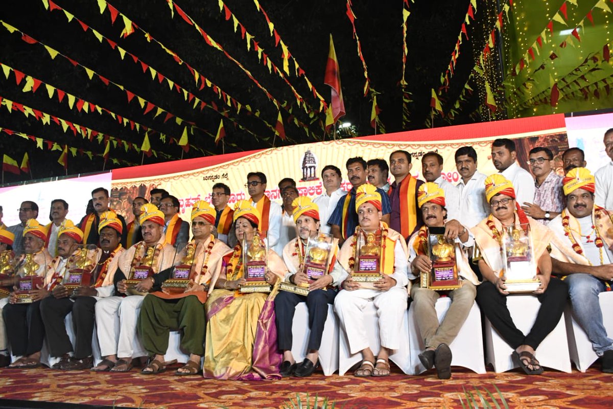 GBA_office's tweet image. ಬೃಹತ್ ಬೆಂಗಳೂರು ಮಹಾನಗರ ಪಾಲಿಕೆ ನೌಕರರ ಕನ್ನಡ ಸಂಘ(ನೋಂ) ವತಿಯಿಂದ ಪಾಲಿಕೆ ಕೇಂದ್ರ ಕಛೇರಿಯ ಆವರಣದಲ್ಲಿ ಇಂದು ಹಮ್ಮಿಕೊಳ್ಳಲಾದ ೬೯ನೇ ಕನ್ನಡ ರಾಜ್ಯೋತ್ಸವ ಕಾರ್ಯಕ್ರಮಕ್ಕೆ  ಆಡಳಿತಗಾರರಾದ ಶ್ರೀ ಉಮಾಶಂಕರ್. ಎಸ್.ಅರ್ ಹಾಗೂ ಮುಖ್ಯ ಆಯುಕ್ತರಾದ ಶ್ರೀ ತುಷಾರ್ ಗಿರಿ ನಾಥ್ ರವರು ಚಾಲನೆ ನೀಡಿದರು.

#BBMP #BBMPCares #bbmpadministrator