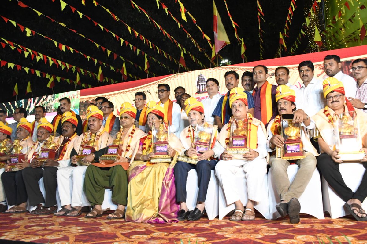 GBA_office's tweet image. ಬೃಹತ್ ಬೆಂಗಳೂರು ಮಹಾನಗರ ಪಾಲಿಕೆ ನೌಕರರ ಕನ್ನಡ ಸಂಘ(ನೋಂ) ವತಿಯಿಂದ ಪಾಲಿಕೆ ಕೇಂದ್ರ ಕಛೇರಿಯ ಆವರಣದಲ್ಲಿ ಇಂದು ಹಮ್ಮಿಕೊಳ್ಳಲಾದ ೬೯ನೇ ಕನ್ನಡ ರಾಜ್ಯೋತ್ಸವ ಕಾರ್ಯಕ್ರಮಕ್ಕೆ  ಆಡಳಿತಗಾರರಾದ ಶ್ರೀ ಉಮಾಶಂಕರ್. ಎಸ್.ಅರ್ ಹಾಗೂ ಮುಖ್ಯ ಆಯುಕ್ತರಾದ ಶ್ರೀ ತುಷಾರ್ ಗಿರಿ ನಾಥ್ ರವರು ಚಾಲನೆ ನೀಡಿದರು.

#BBMP #BBMPCares #bbmpadministrator