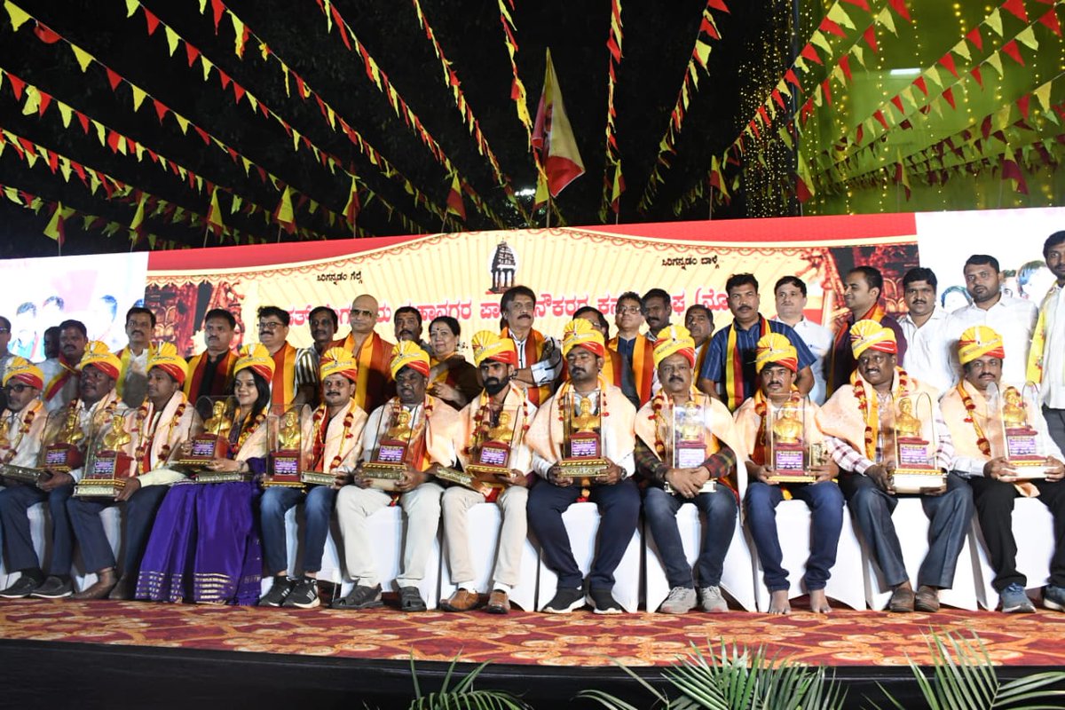 GBA_office's tweet image. ಬೃಹತ್ ಬೆಂಗಳೂರು ಮಹಾನಗರ ಪಾಲಿಕೆ ನೌಕರರ ಕನ್ನಡ ಸಂಘ(ನೋಂ) ವತಿಯಿಂದ ಪಾಲಿಕೆ ಕೇಂದ್ರ ಕಛೇರಿಯ ಆವರಣದಲ್ಲಿ ಇಂದು ಹಮ್ಮಿಕೊಳ್ಳಲಾದ ೬೯ನೇ ಕನ್ನಡ ರಾಜ್ಯೋತ್ಸವ ಕಾರ್ಯಕ್ರಮಕ್ಕೆ  ಆಡಳಿತಗಾರರಾದ ಶ್ರೀ ಉಮಾಶಂಕರ್. ಎಸ್.ಅರ್ ಹಾಗೂ ಮುಖ್ಯ ಆಯುಕ್ತರಾದ ಶ್ರೀ ತುಷಾರ್ ಗಿರಿ ನಾಥ್ ರವರು ಚಾಲನೆ ನೀಡಿದರು.

#BBMP #BBMPCares #bbmpadministrator