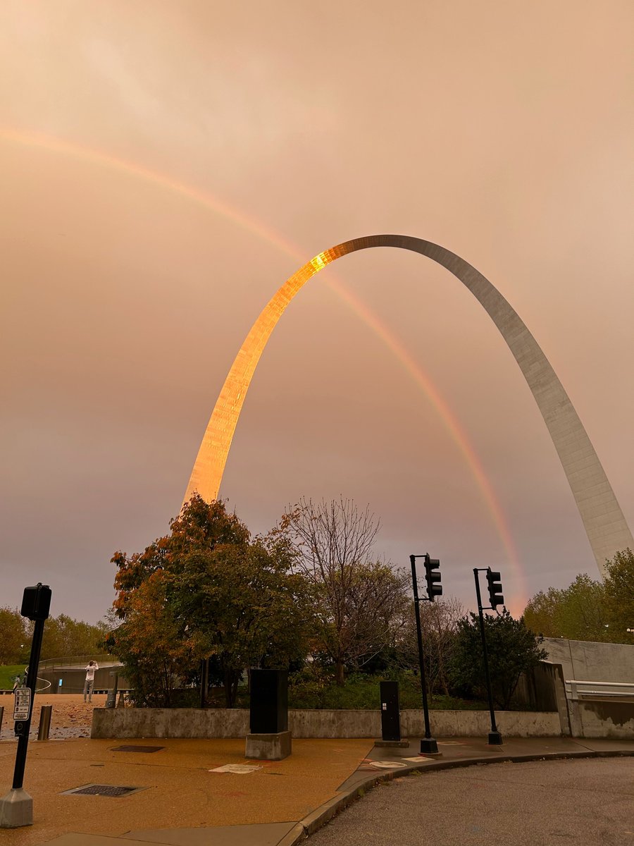 Giant rainbow over downtown St. Louis last night showing the Gateway Arch how it's done. 😃 #stl #nps #findyourpark

Photo credit: Courtesy of Joe Sanfilippo