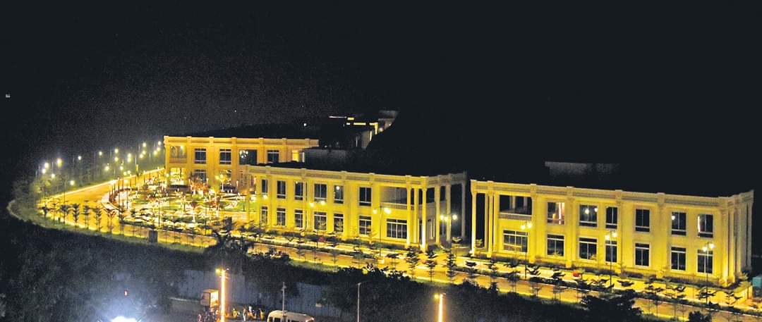 mana_Prakasam's tweet image. అప్పట్లో చంద్రబాబు గారు కట్టిన ఈ బిల్డింగ్... కొన్ని కోట్లమంది తలరాతల్ని మార్చేసింది !!

సైబర్ టవర్స్ అనే ఈ బిల్డింగ్...
కొన్ని కోట్ల కుటుంబాల జీవన ప్రమాణాలను పెంచింది !!

 బటన్రెడ్డి 500 కోట్లు పైనే పెట్టి రుషికొండపై కట్టిన బిల్డింగ్  ... ఎవరి తలరాతల్ని మార్చింది ??

రుషికొండ