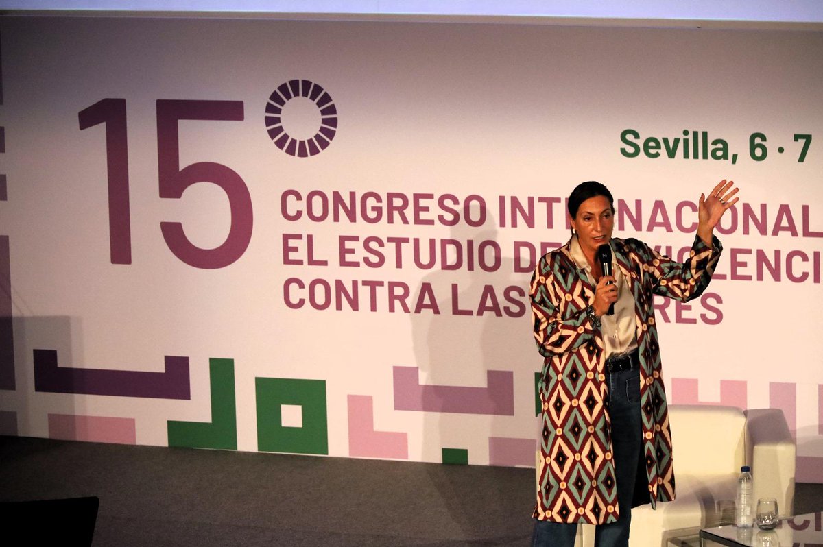 ae_ic_com's tweet image. La consejera de Inclusión Social, Juventud, Familias e Igualdad de @AndaluciaJunta, @loleslopez, inaugura el #15CongresoVG, que este año está centrado en la violencia en el mundo digital. Fotografía de @IgualdadAND