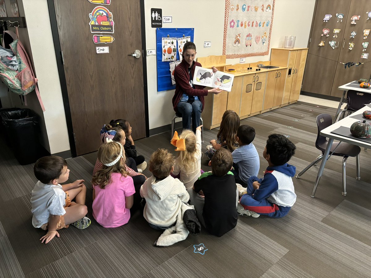 legacyranchlmc's tweet photo. More NJHS @legacyranchhs 🤠Wrangler Readers📚 at Santa Rita Elementary #WeAreLR #BeTheLegacyRHS https://t.co/VFYXdUL7eW