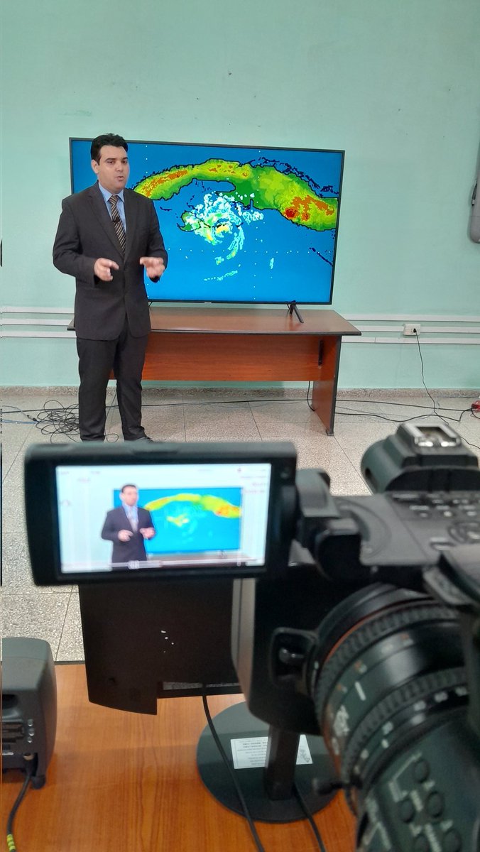 cronicasdecuba's tweet photo. MINUTO A MINUTO el sistema de medios de comunicación social de #Cuba dan seguimiento al huracán Rafael para mantener informado y alerta al pueblo.
.
.
#PreparadosYAlertas 
#UnidosSomosMásFuertes https://t.co/LNMYFlfIdJ