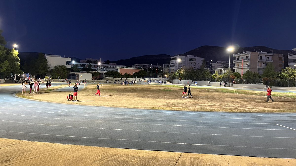 Αυτή η ανάρτηση είναι αφιερωμένη στους προπονητές των παιδιών μας που κάθε μέρα ακατάπαυστα είναι στα γήπεδα και που αποτελούν τα πρώτα καλά πρότυπα για τη ζωή τους. Ευχαριστούμε παιδιά!
