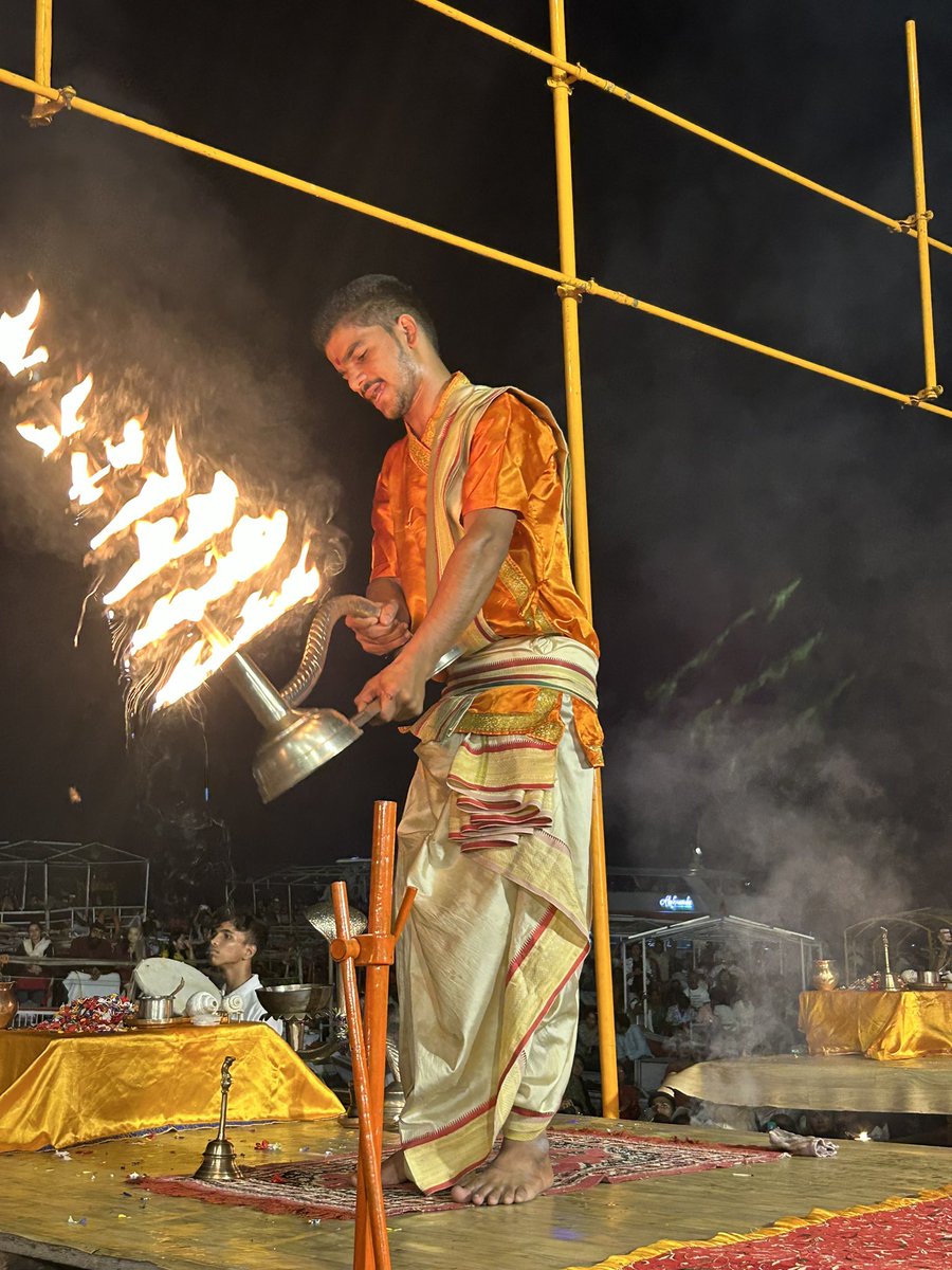 hemsdoc's tweet photo. Ad break from #USElection2024 news….
Fabulous and mystic #Kashi #Varanasi
Beauty, devotion, piety and solemnity right beside the ghat of death (the Manikarnika ghat)!
#India #hindu #spirituality @PMOIndia #ganga #ganges #UttarPradesh #deepvali #hinduism #SanatanaDharma #SanatanDharma