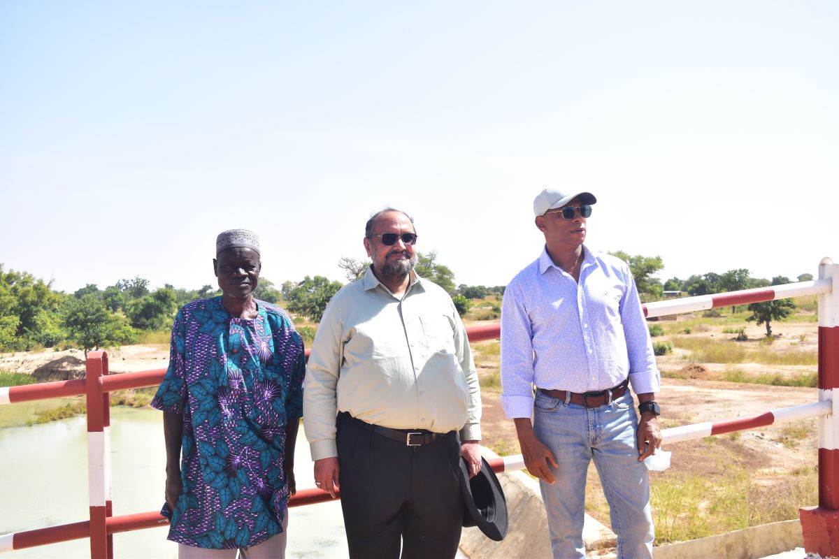 Le Représentant Résident <a href="/teixei15/">Alfredo Teixeira</a> et le Chargé d’Affaires de l’Ambassade de l’Inde🇮🇳 au #BurkinaFaso🇧🇫, V.K. Krishna KUMAR au barrage de Niangdo, le 5 novembre 2024. Un investissement qui renforce la résilience et créé des moyens de subsistance à travers l’aménagement de