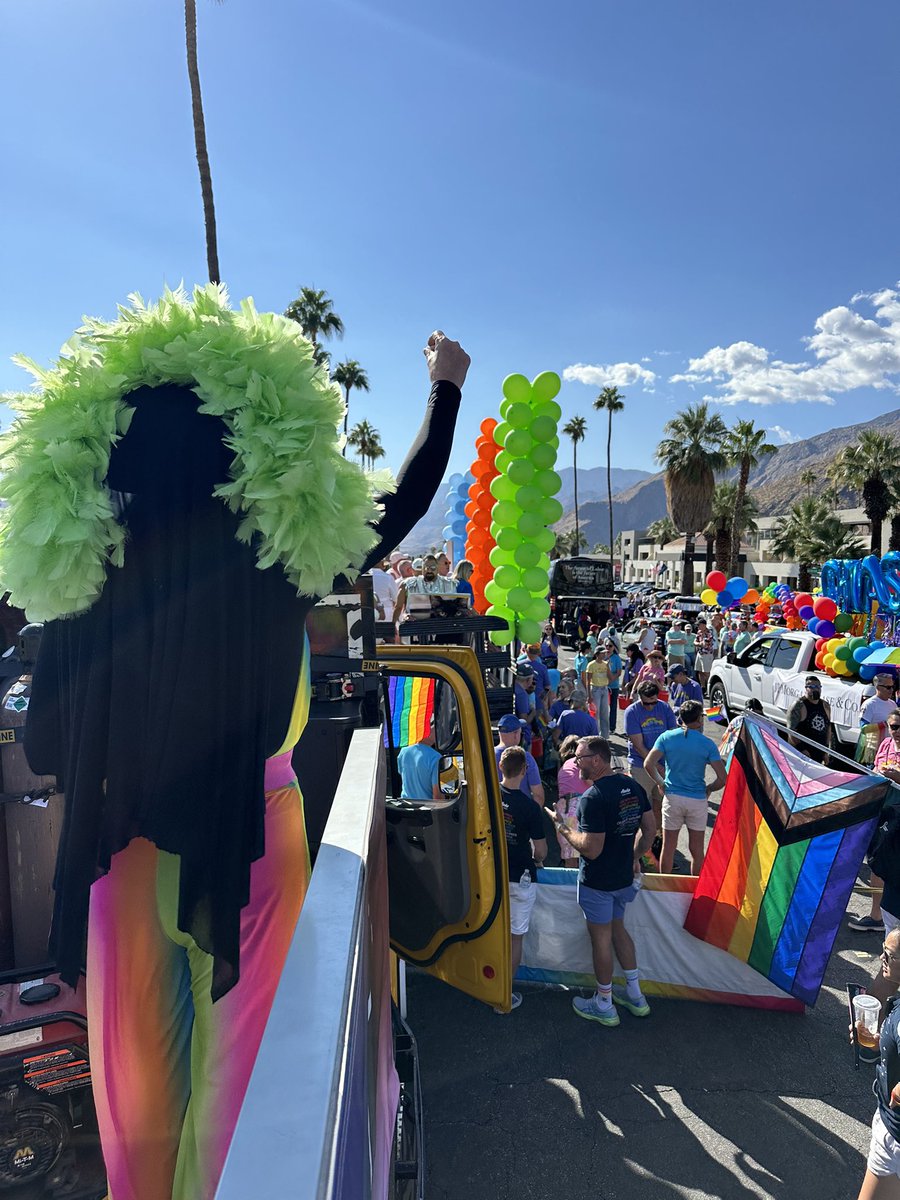 SisterRoma's tweet image. Highlights from the @AlaskaAir float at Palm Springs Pride! #pridetakesflight #flywithpride