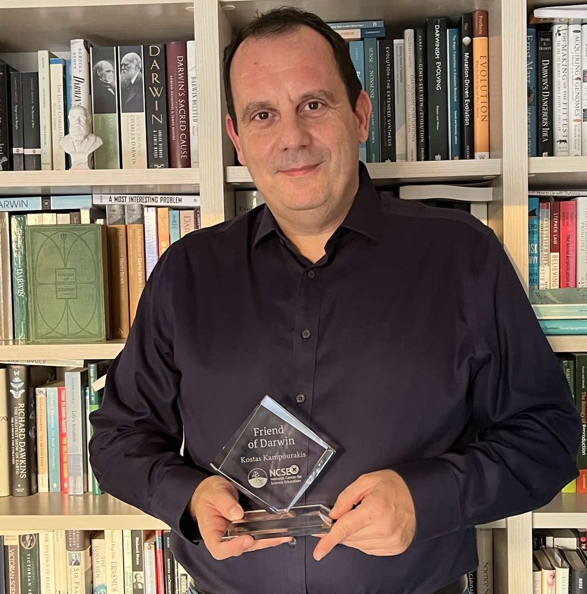Kostas Kampourakis (@kampourakisk) on Twitter photo I received my Friend of Darwin award by <a href="/NCSE/">National Center for Science Education</a> today, so here is a photo of the proud and honored recipient (and if you look carefully you will also see Darwin's statuette and a reprint of the Origin).
ncse.ngo/friend-darwin-… I received my Friend of Darwin award by <a href="/NCSE/">National Center for Science Education</a> today, so here is a photo of the proud and honored recipient (and if you look carefully you will also see Darwin's statuette and a reprint of the Origin).
ncse.ngo/friend-darwin-…