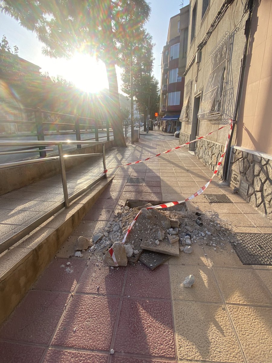 Nuestro barrio tiene unos accesos limitados para 🚶‍♂️, uno de las dos aceras de Avd Pio XII lleva cortada🛑 ya 3 días ‼️ ya está bien <a href="/AytoCartagenaES/">Ayuntamiento de Cartagena</a> @Hidrogea 
#Barriodelaconcepcion
#Quitapellejos