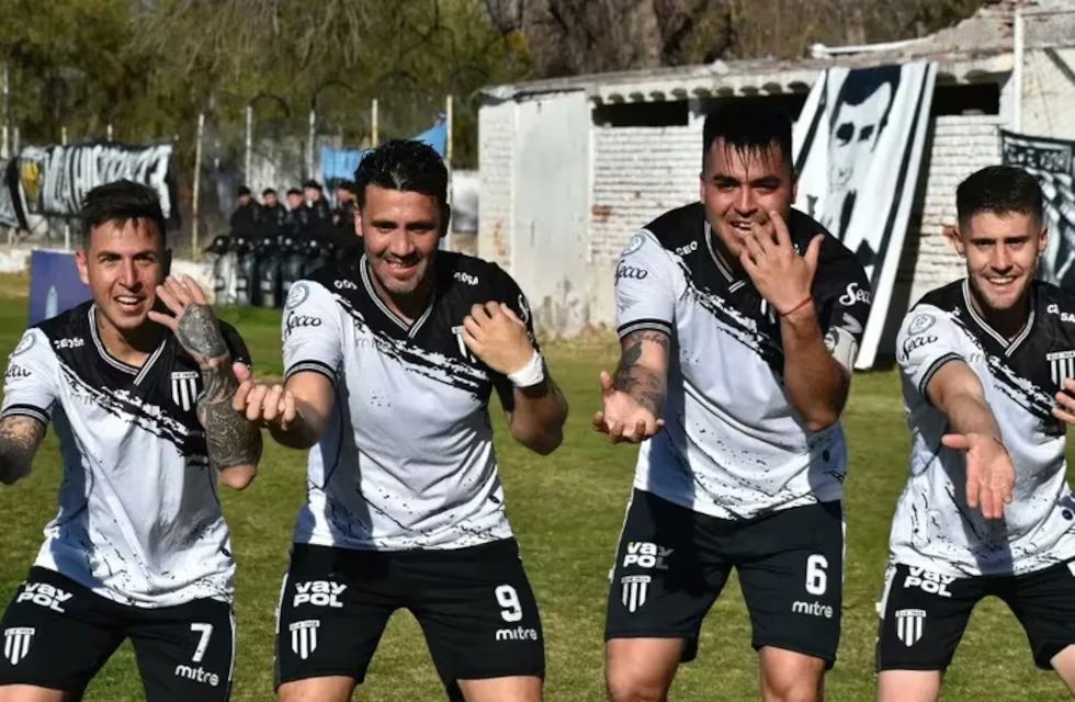 juansuraci's tweet photo. #GimnasiaMza Maxi Padilla "El fútbol no te deja de sorprender nunca. Aldosivi fue campeón merecidamente pero cuando faltaban segundos (en la fase regular) estaban tercero o cuartos y terminaron primeros" @DosDePunta_Mza @RadioAndinaMza @ema_tristan https://t.co/zl5p3axgUW