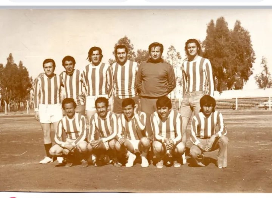 Ayer subieron al grupo fliar. esta foto de mi viejo jugando de fútbol en el equipo de profesores de la Escuela de Comercio.
Ni en pedo sacan cuál es!