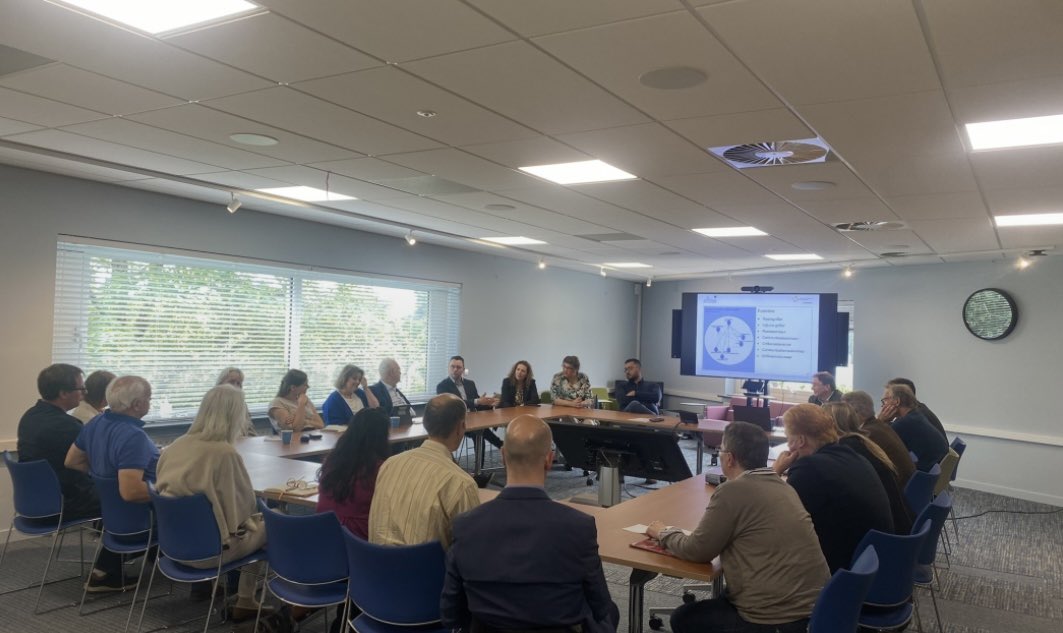 Honderd gespreksbijeenkomsten met raadsleden, en vaak ook wethouders en burgemeesters, zijn er gehouden over hoe om te gaan met agressie, intimidatie en geweld. De sessies werden georganiseerd door het Ondersteuningsteam Weerbaar Bestuur.
Lees hier meer: raadsleden.nl/actueel/nieuws…