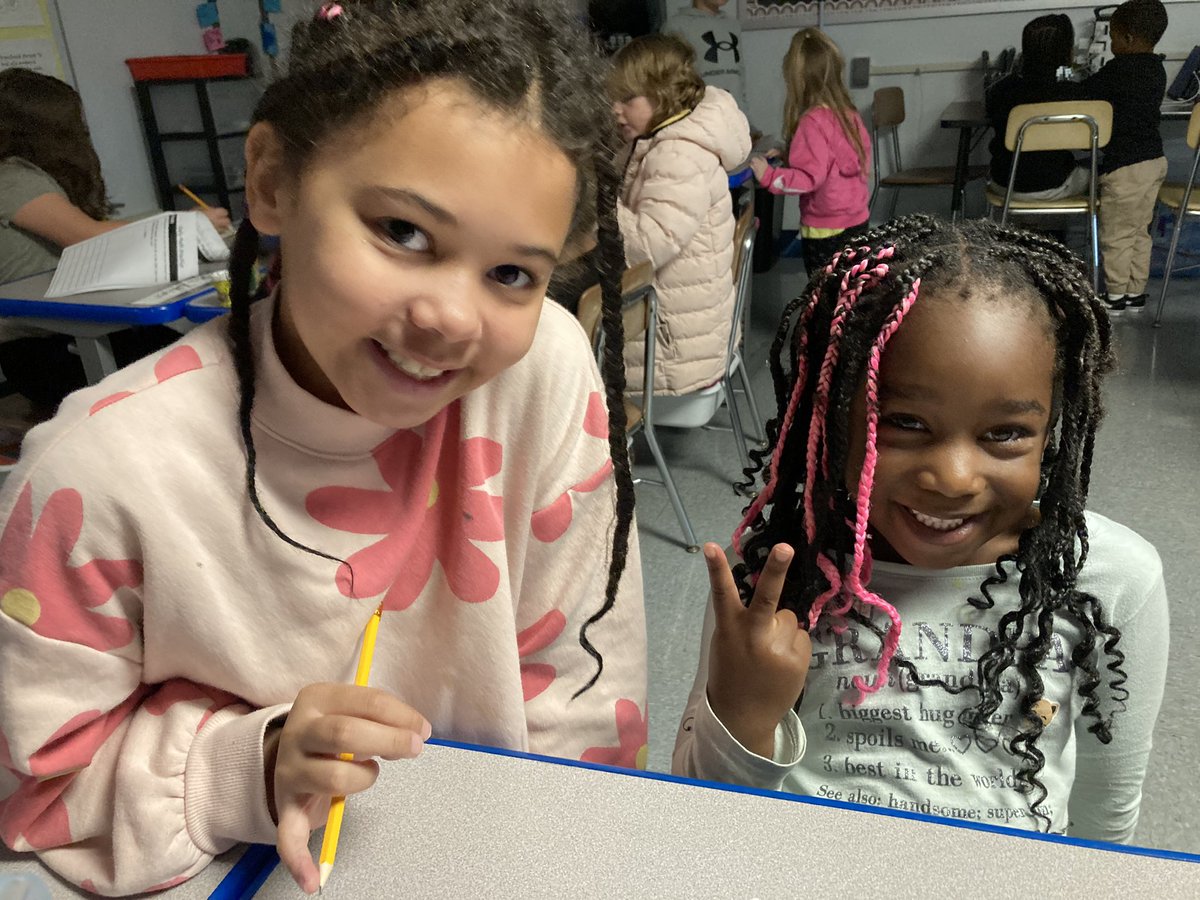 kdelaplante's tweet photo. Synergize on 6! We love our Partnership Classes! November Planks and Thanks brought to you by our Student Lighthouse Team! @TheLeaderinMe @GlendaleSH https://t.co/JmbiJ4FKqZ