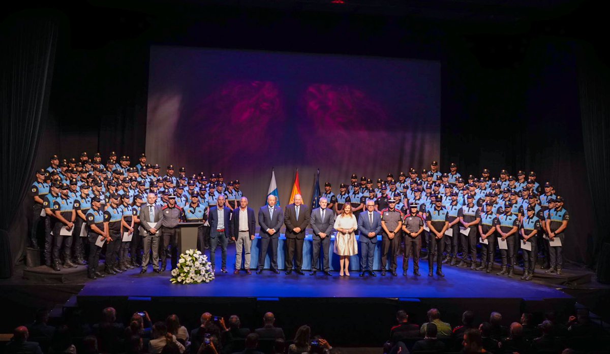 La colaboración entre Administraciones públicas está dando como resultado que tengamos la generación de agentes de policía mejor formados de la historia de Canarias. Quiero dar la enhorabuena y desear toda la suerte a los 135 nuevos policías locales del II curso de formación de