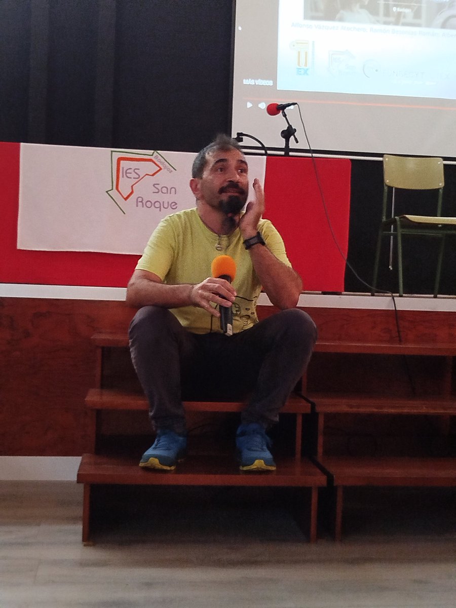 FPSanRoque's tweet image. Hoy nuestros alumnos de Grado Superior han asistido en nuestro salón de actos a una charla interesantísima sobre Inteligencia Artificial por parte de D. Alfonso Vázquez Atochero. @alfonso2punto0