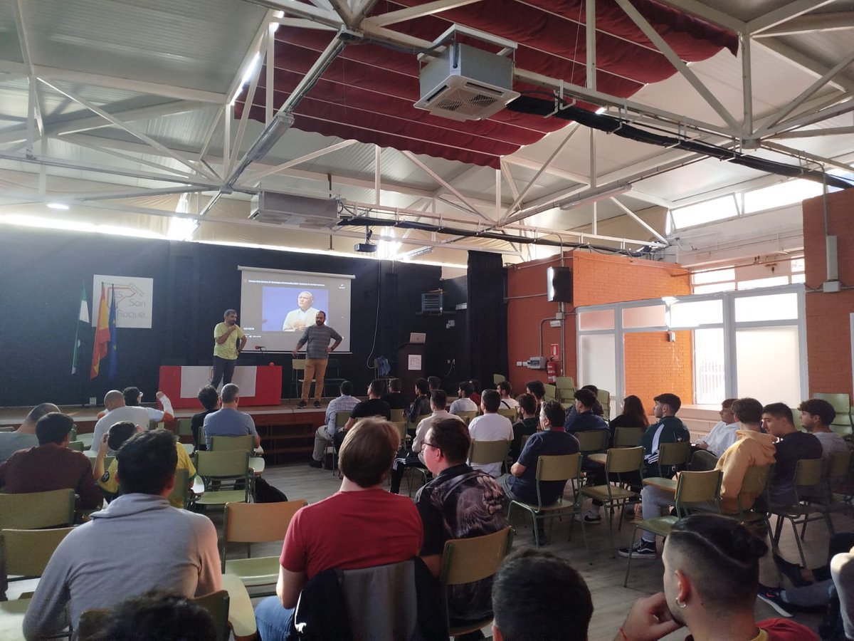 FPSanRoque's tweet image. Hoy nuestros alumnos de Grado Superior han asistido en nuestro salón de actos a una charla interesantísima sobre Inteligencia Artificial por parte de D. Alfonso Vázquez Atochero. @alfonso2punto0