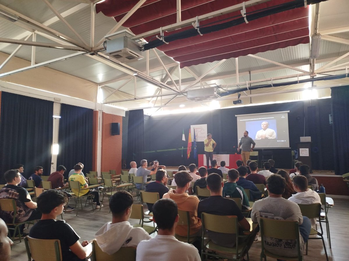 FPSanRoque's tweet image. Hoy nuestros alumnos de Grado Superior han asistido en nuestro salón de actos a una charla interesantísima sobre Inteligencia Artificial por parte de D. Alfonso Vázquez Atochero. @alfonso2punto0