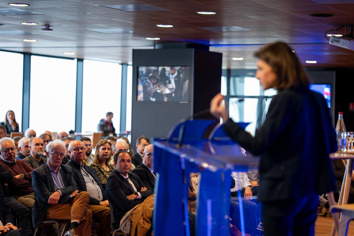C_MORANCAIS's tweet photo. Comme tous les ans, je réunis les maires de nos 5 départements (aujourd’hui les élus sarthois). Je partage avec eux la même passion des gens, du terrain, du concret et le même devoir de vérité. Quand on dirige une collectivité, petite ou grande, on ne s’accommode pas avec la vérité – nos maires le savent mieux que personne ! Et la vérité, c’est qu’il faut que nos collectivités fassent des économies, parce que l’Etat n’est plus au rendez-vous, que la dette menace notre avenir et que la croissance ralentit. La Région va prendre toute sa part à l’effort collectif. Nous ferons 100 millions d’euros d’économies. C’est un effort inédit, nécessaire et salutaire : oui, nous pouvons agir mieux en dépensant moins !