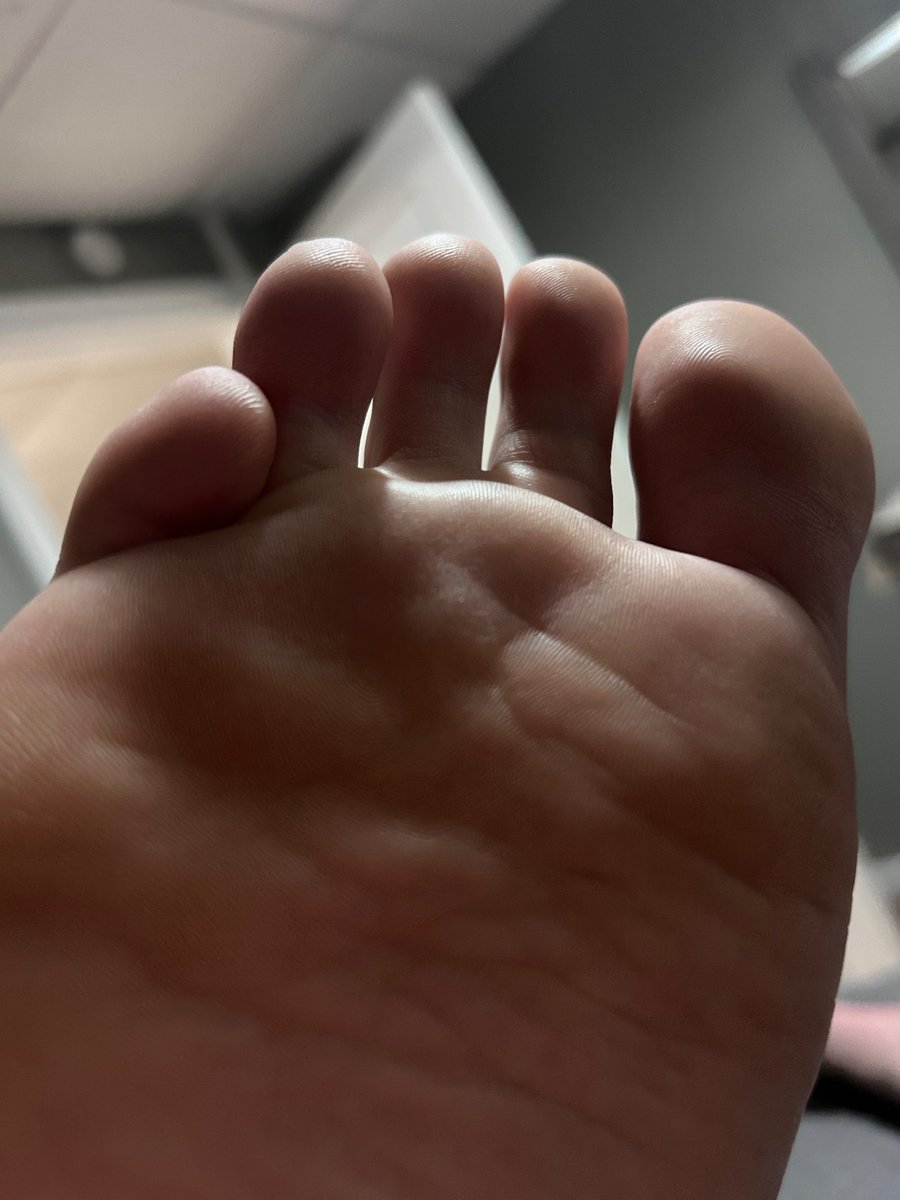 DefeetofFace's tweet image. An even closer view of my massive soles and toes from the other night. Who wishes to volunteer their nose to sniff the aroma out of my soles?