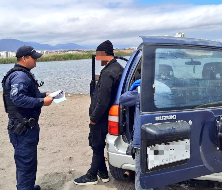 #POLICÍAMARÍTIMA infracciona a conductor por transitar en vehículo motorizado por terreno de playa y humedal en borde Costero. <a href="/DPRCoquimbo/">Delegación Presidencial Regional de Coquimbo</a> <a href="/DGTM_Chile/">DIRECTEMAR - Armada de Chile</a> <a href="/coquimboinforma/">Coquimbo Informa</a> <a href="/eldia_cl/">Diario El Día</a> <a href="/elobservatodo/">ElObservatodo.cl</a> <a href="/guayacancl/">Guayacán CL</a> <a href="/MiRadiols/">Mi Radio</a> <a href="/montecarlocl/">Radio Montecarlo</a> <a href="/Radio_Riquelme/">Radio Riquelme Coquimbo</a> <a href="/MMACoquimbo/">SEREMI del Medio Ambiente Coquimbo</a> <a href="/tvnredcoquimbo/">TVN Red Coquimbo</a>