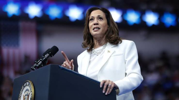🚨 KAMALA HARRIS ROMPE SU SILENCIO:

“Es cierto, Trump me ganó las elecciones. Pero esa no es razón para sentirme avergonzada. Vergüenza me hubiera dado querer ganar un campeonato por secretaria como universidad de chile”