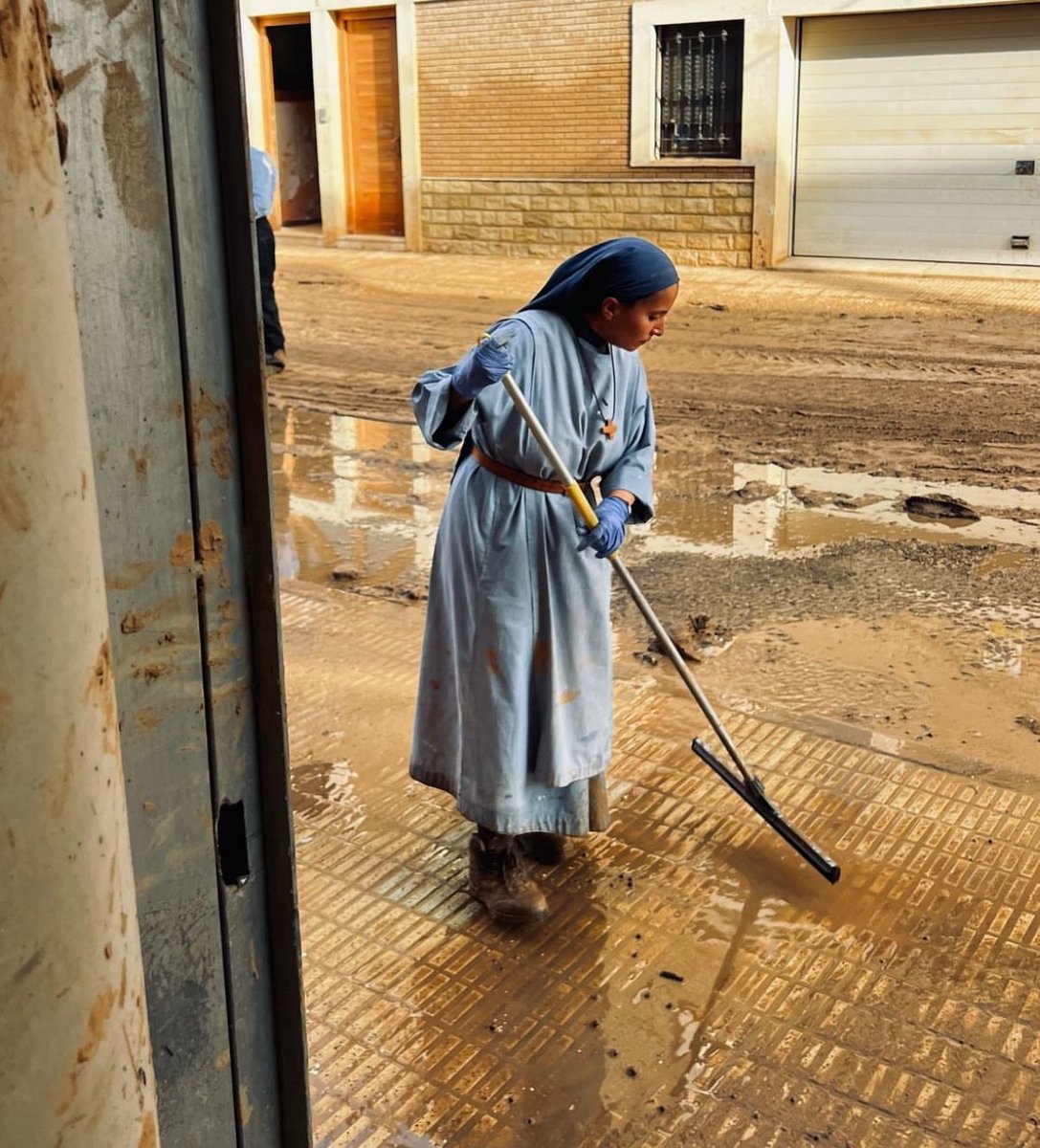 El que no vive para servir, no sirve para vivir.