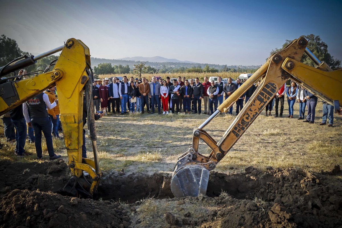 secti_edomex's tweet photo. 🧱 ¡Hoy hacemos historia en #Tepetlaoxtoc!

🚜 El Secretario, Miguel Ángel Hernández Espejel, dio el banderazo con el que se inicia la construcción 🪨 de la unidad @UMBoficial. https://t.co/VmJI2U1hpH