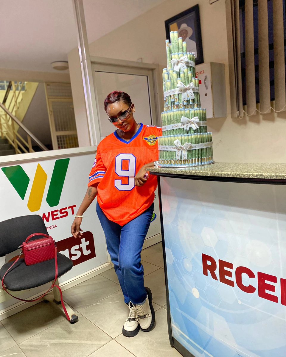 Exclusive Bizz tweet media