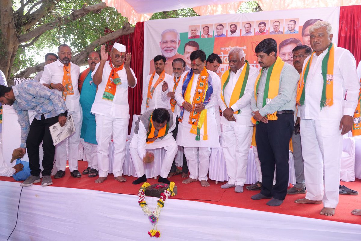 raosahebdanve's tweet photo. सोलापूरा�� आज "महायुती विजयी संकल्प मेळावा व प्रचार शुभारंभा" प्रसंगी उपस्थित सर्वांशी संवाद साधला.

दक्षिण सोलापूर चे महायुतीचे उमेदवार श्री सुभाष बापु देशमुख यांच्या प्रचार्थ सोलापूरात आयोजित कार्यक्रमास मतदार बंधु भगिनीं मोठ्या संख्येने हजर होत्या.
मंचावर उमेदवार सुभाष देशमुख, युवा मोर्चाचे प्रदेशाध्यक्ष अनुप मोरे, राज्यसभेचे खासदार ईरण्णा कडाडी वा महायुतीच्या मित्रपक्षाचे पदाधिकारी, भाजपचे पदाधिकारी व कार्यकर्ते उपस्थित होते.

Subhash Deshmukh
Bharatiya Janata Party (BJP)
BJP Maharashtra
BJP Jalna Maharashtra
BJP Sambajinagar-भाजप�� छत्रपती संभाजीनगर

#MaharashtraAsemblyElections #MaharashtraElections2024 #RaosahebDanve #MahayutiForMaharashtra #MahayutiForMaharashtra #maharashtra #election #BJP #RaosahebPatilDanve #solapur #सोलापूर #महाराष्ट्र #विधानसभा #निवडणूक

@BJP4Maharashtra