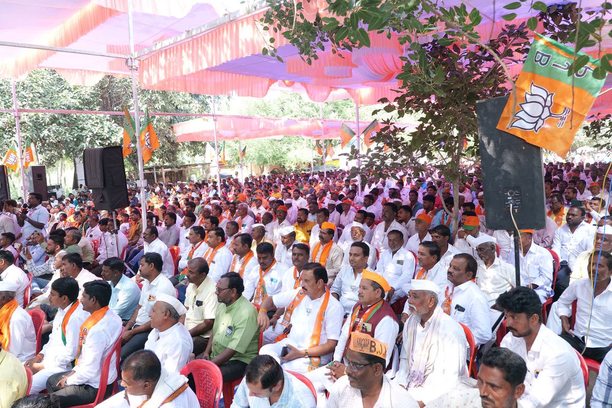 raosahebdanve's tweet photo. सोलापूरा�� आज "महायुती विजयी संकल्प मेळावा व प्रचार शुभारंभा" प्रसंगी उपस्थित सर्वांशी संवाद साधला.

दक्षिण सोलापूर चे महायुतीचे उमेदवार श्री सुभाष बापु देशमुख यांच्या प्रचार्थ सोलापूरात आयोजित कार्यक्रमास मतदार बंधु भगिनीं मोठ्या संख्येने हजर होत्या.
मंचावर उमेदवार सुभाष देशमुख, युवा मोर्चाचे प्रदेशाध्यक्ष अनुप मोरे, राज्यसभेचे खासदार ईरण्णा कडाडी वा महायुतीच्या मित्रपक्षाचे पदाधिकारी, भाजपचे पदाधिकारी व कार्यकर्ते उपस्थित होते.

Subhash Deshmukh
Bharatiya Janata Party (BJP)
BJP Maharashtra
BJP Jalna Maharashtra
BJP Sambajinagar-भाजप�� छत्रपती संभाजीनगर

#MaharashtraAsemblyElections #MaharashtraElections2024 #RaosahebDanve #MahayutiForMaharashtra #MahayutiForMaharashtra #maharashtra #election #BJP #RaosahebPatilDanve #solapur #सोलापूर #महाराष्ट्र #विधानसभा #निवडणूक

@BJP4Maharashtra