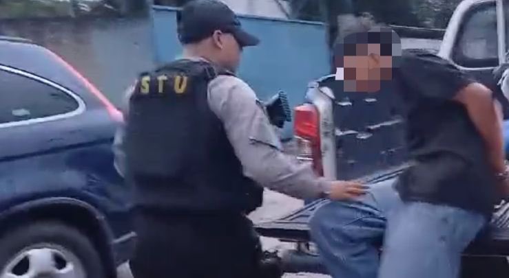 DNSTUHonduras's tweet photo. #Eficiencia 

División de Transporte aprehende a miembro activo de la estructura criminal MS-13 

-El aprehendido es un menor infractor 

La División de Seguridad del Tramsporte Urbano (DSTU) dio aprehensión a un menor infractor en los mercados de Comayaguela. https://t.co/QAnZZtwP02