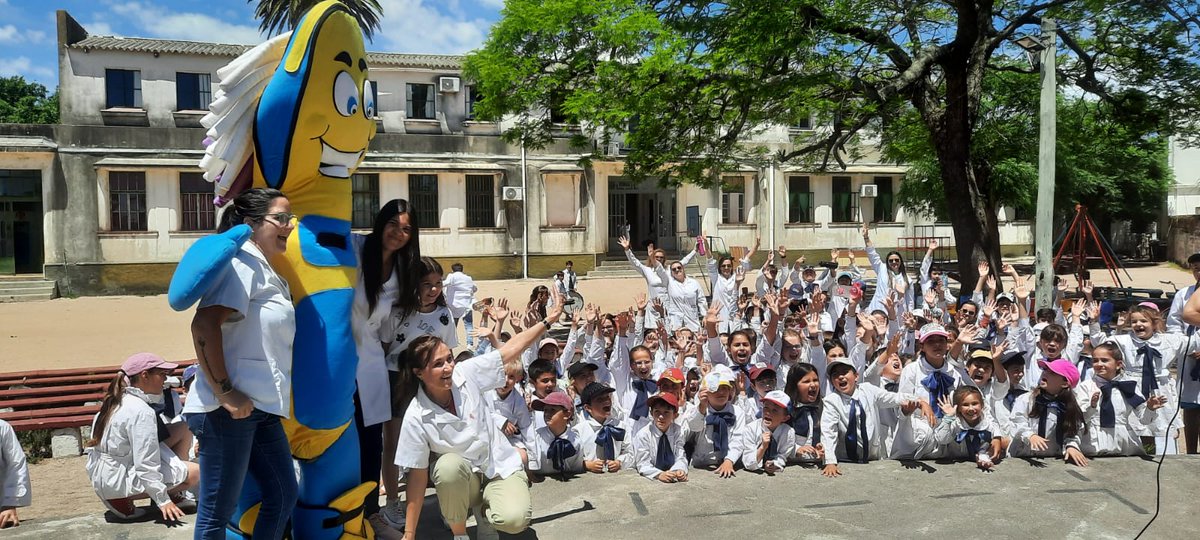 ASSEcomunica's tweet photo. La Dirección de #SaludBucal de #ASSE se hizo presente en la Escuela N° 38 del depto #Florida con su personaje "Pillo el Cepillo", junto a las Odontólogas que llevan adelante actividades de educación y asistencia en la escuela
👉Celebraron un nuevo año promocionando la salud bucal https://t.co/KV0g1yfqRU