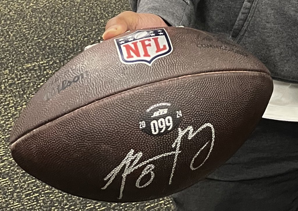MikeDeFabo's tweet photo. Steelers rookie DB Beanie Bishop said he wanted @AaronRodgers12 to sign his two INT balls. 

The future HOF QB was a good sport and returned the footballs today. https://t.co/SDxbtYQ4QS