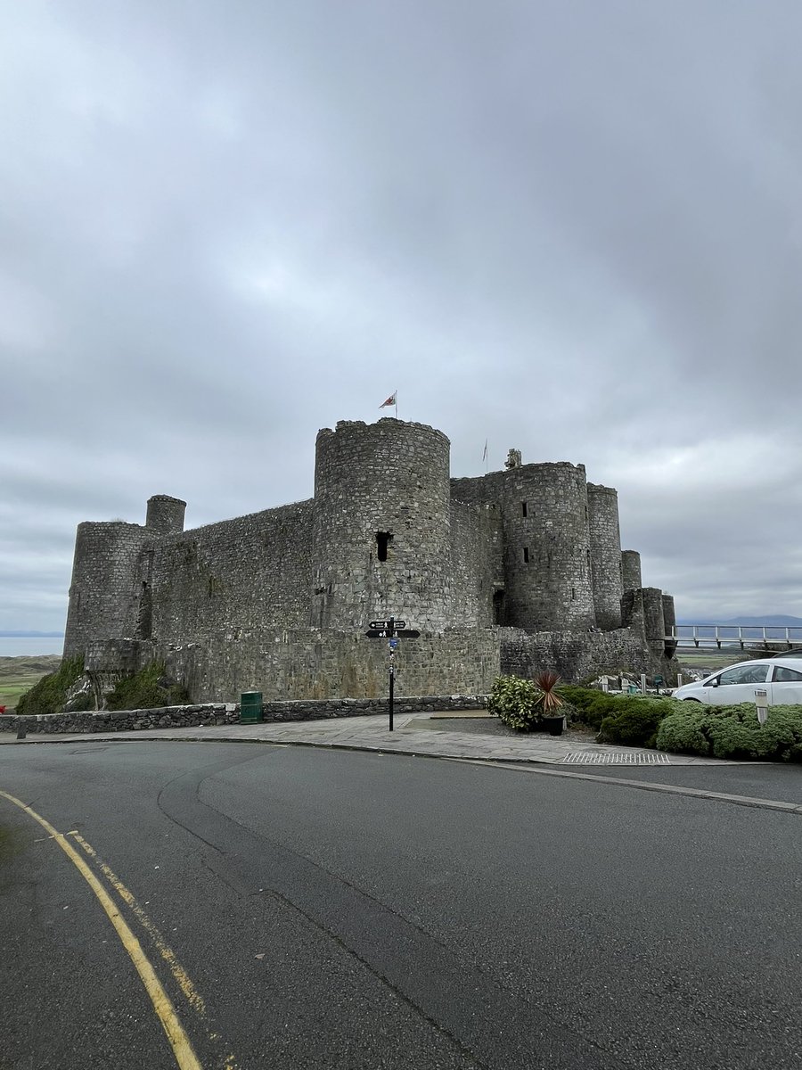 Today’s meanderings include a trip to #harlech 🥾🐕