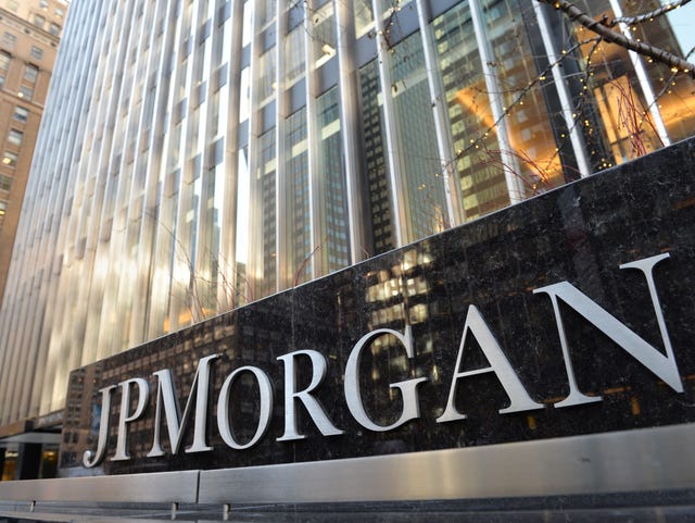 (Investing)"JPMorgan prevede tagli dei tassi della Fed nel 2025: impatti e reazioni del mercato"