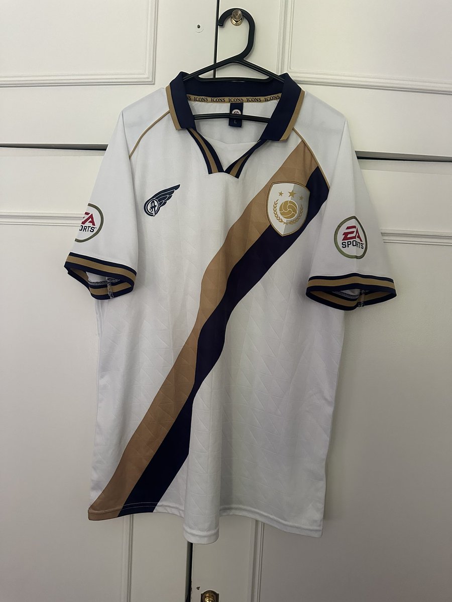 Momento mas gracioso y triste de mi vida a lo largo de los torneos amateurs, un dia fui a jugar con el equipo de un amigo que le faltaba gente. No pude frenar dos pelotas y uno de los defensores tiro “Marquen al icono BABY”. No resisti, realmente termine devastado.