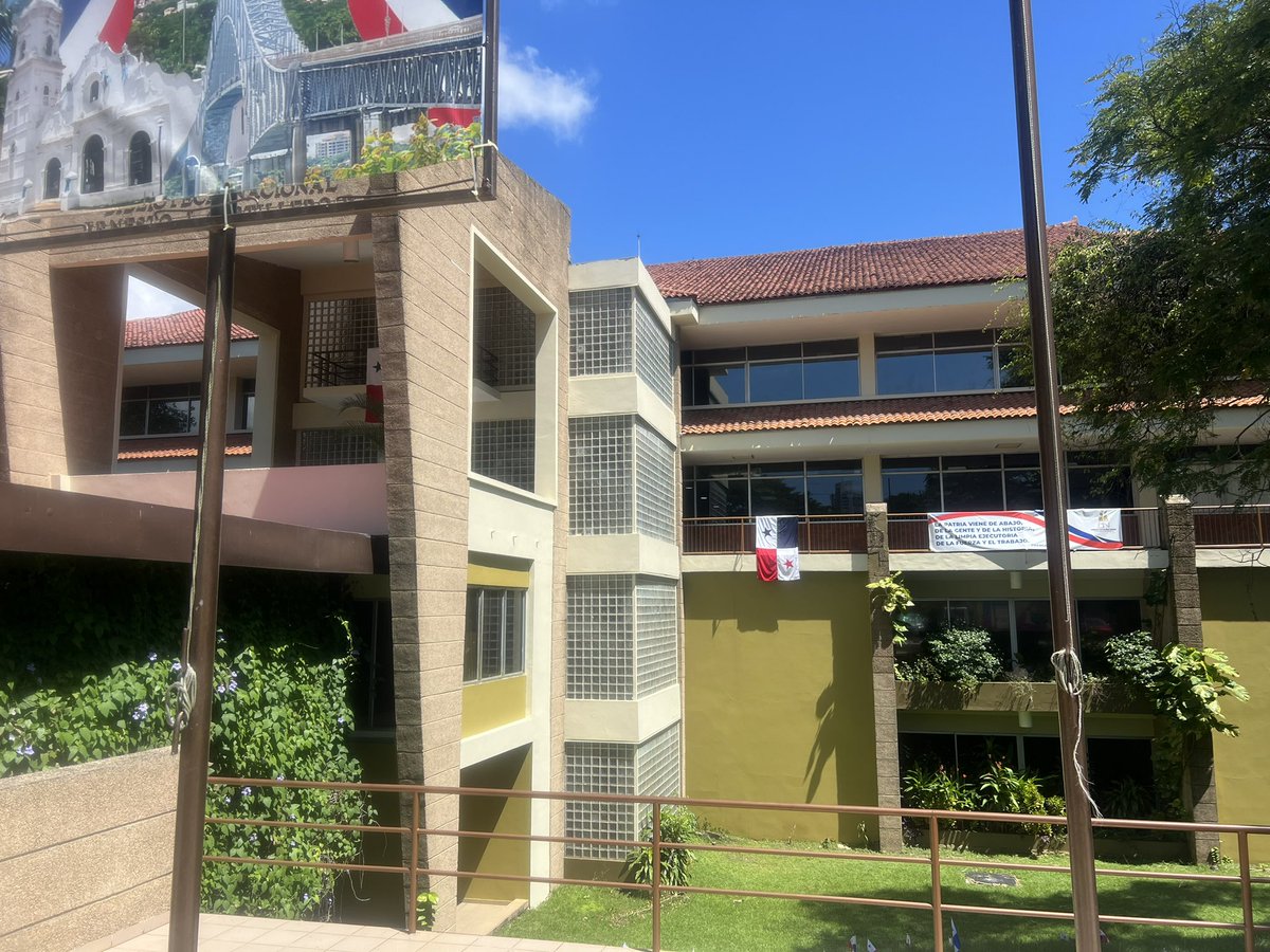 El país donde van a comprar laptops para todos los estudiantes y la Biblioteca Nacional en el Parque Omar, no cuenta con servicio de Internet (Wifi). 

Vine a dejar unas donaciones al centro de acopio de la Primera Dama y  para no perder tiempo decidí entrar a trabajar en la