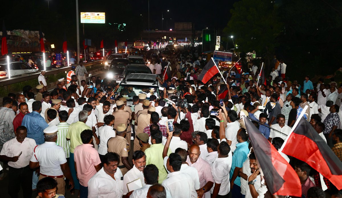 Udhaystalin's tweet photo. திருச்சி மாவட்டத்திற்கு இன்று வருகை தந்த போது, திருச்சி தெற்கு மாவட்டக்கழகம் சார்பில் பால்பண்ணை - அரியமங்கலம் பகுதியில் உற்சாக வரவேற்பை அளித்த கழக நிர்வாகிகள் - இளைஞரணியினர் - மகளிர் - கழக தொண்டர்கள் - பொதுமக்கள் அனைவருக்கும் என் அன்பையும், நன்றியையும் தெரிவித்துக் கொள்கிறேன். உங்கள் வரவேற்பில் மகிழ்ந்தேன் - உள்ளம் நெகிழ்ந்தேன்!
@KN_NEHRU @Anbil_Mahesh