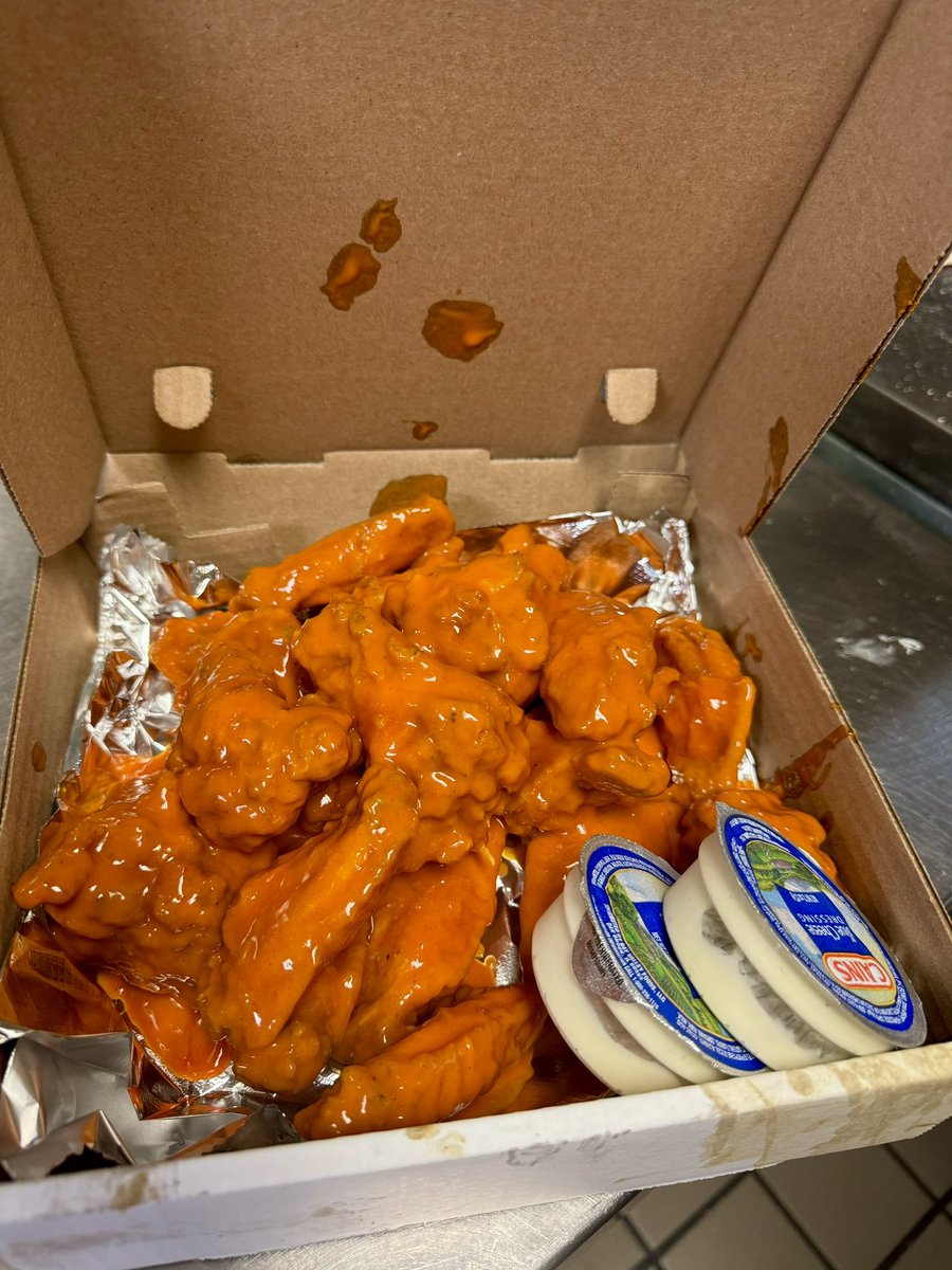 Wingnutz Buffalo tweet media