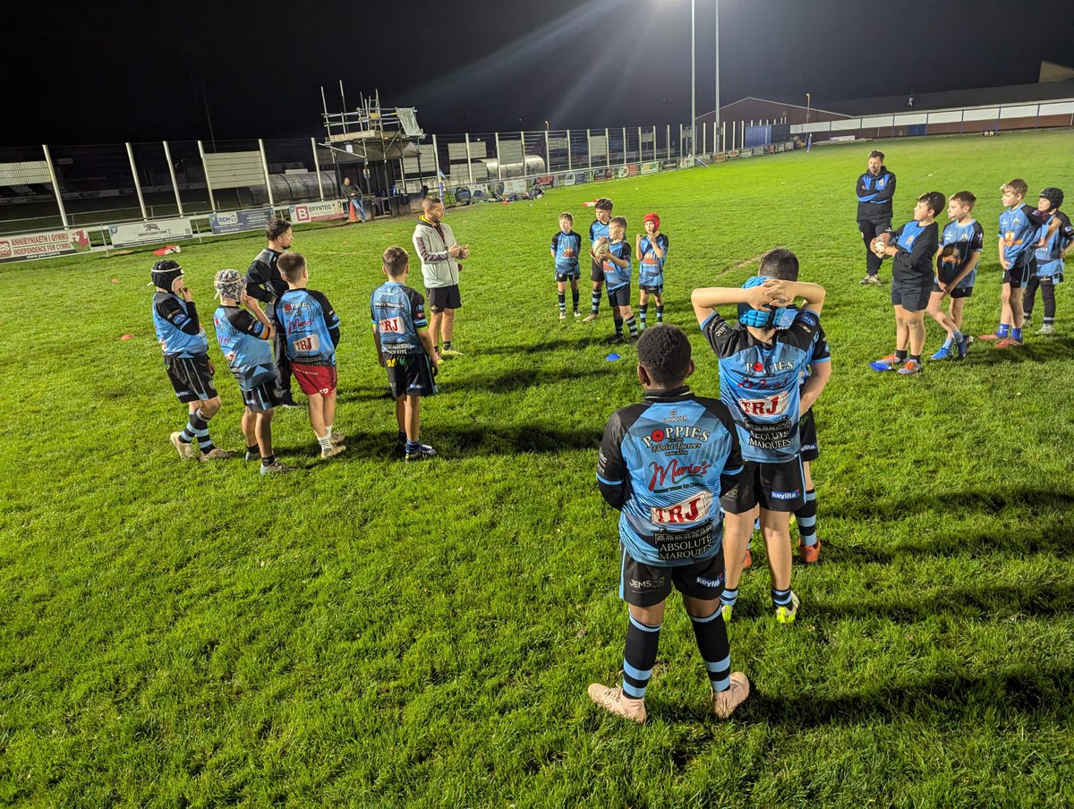 Dyffrynamanpe's tweet photo. Then it was the turn of the u10s and u11s to have a #Tackle24 session ran by Mr Dafis, with emphasis on the 4Ls:
#LowLookLockLand 

Hopefully the players will take some of the learnings into their next block of games💪🏉

Diolch am y croeso a gobeithio bod y plant wedo mwynhau 👍 https://t.co/mXHIQmPSoX