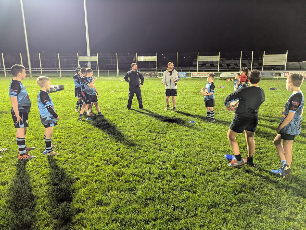 Dyffrynamanpe's tweet photo. Then it was the turn of the u10s and u11s to have a #Tackle24 session ran by Mr Dafis, with emphasis on the 4Ls:
#LowLookLockLand 

Hopefully the players will take some of the learnings into their next block of games💪🏉

Diolch am y croeso a gobeithio bod y plant wedo mwynhau 👍 https://t.co/mXHIQmPSoX