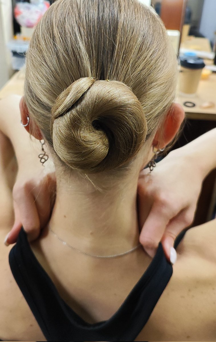 Извините, но этот бубль должен быть тут, актриса постриглась и теперь у меня получается съдобный рогалик...