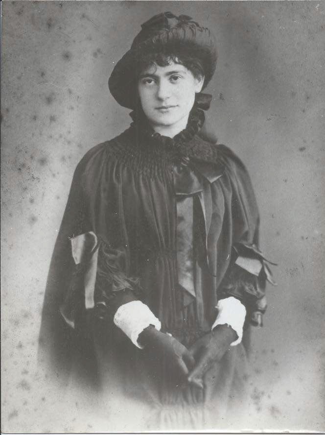 Maoistposting's tweet photo. Eleanor Marx, dressed in an artistic fashion, c. 1880s. https://t.co/yw6FHIiBIf