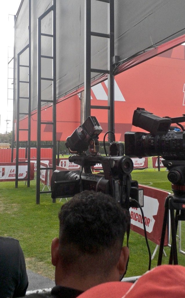 KathyMaga20's tweet photo. La oficina de hoy ⚽️📷🎙
#modosele🇵🇪
Tercer día de entrenamiento 💪 https://t.co/8Q2Xv0NyRR